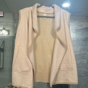 Off white best with faux fur collar